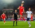 Bild: Julius Frick/dpa
Timo Gerach (h) konnte die Partie nicht zu Ende pfeifen.