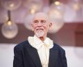 Bild: Alessandra Tarantino/Invision/AP/dpa
John Malkovich vor der Premiere von „Wild Horse Nine“ Anfang September.