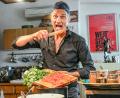 Bild: Jason Tschepljakow/dpa
Ralf Bauer ist auch Yogalehrer - und kocht gerne.
