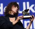 Bild: Scott A Garfitt/Invision/AP/dpa
Die Hauptgewinnerin des Abends: Regisseurin May el-Toukhy.