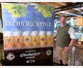 Bild: Julian Degler/dpa
Andreas Maisberger, Geschäftsführer des Vereins Münchener Brauereien, präsentiert die sechs Wiesnbiere bei der Oktoberfestbierprobe 2026.
