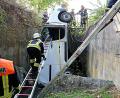 Bild: Ralf Hettler/dpa
Ein Transporter durchbricht ein Metallgeländer und landet senkrecht im Bach.