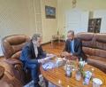 Bild: Uncredited/Iranian Foreign Ministry/AP/dpa
Wollten sich ursprünglich im Oman treffen: Irans Außenminister Abbas Araghtschi (l) und sein omanischer Amtskollege Badr al-Busaidi. (Archivbild)
