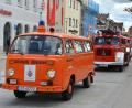 Bild: Josef Rosner
Einfahrt der 25 Feuerwehroldtimer auf den oberen Tirschenreuther Maximilianplatz. Einsatzbereit sind die Fahrzeuge nicht mehr, aber für eine Rundfahrt reicht es noch.
