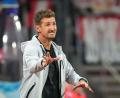 Bild: Daniel Karmann/dpa
Energisch zur Pause - und danach richtig zufrieden mit der Reaktion seiner Mannschaft: Miroslav Klose.