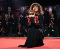 Bild: Scott A Garfitt/Invision/AP/dpa
Sie ist die achte Frau, die den Goldenen Löwen in der Geschichte der Filmfestspiele gewinnt: May el-Toukhy.