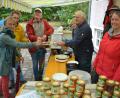 Bild: Josef Rosner
Der Imkerverein Arzberg gab Kostproben an die Besucher.