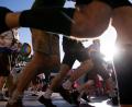 Bild: Sven Hoppe/dpa
Auftakt zum Oktoberfest. Die ersten Wiesnbesucher rennen zu den Festzelten - zum Großteil in Lederhosen und Dirndl. (Archivbild)