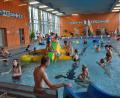 Bild: Peter Garreiss
Großer Spaß herrschte bei den Mädchen und Buben beim Kindertag im Ozon-Hallenbad in Moosbach anlässlich des 50-jährigen Jubiläums. Der Dino war sehr begehrt.