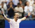 Bild: Adam Hunger/AP/dpa
Alexander Zverev jubelt über seinen zweiten Grand-Slam-Turniersieg.