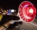 Symbolbild: Patrick Seeger/dpa
Ein mehrfach vorbestrafter Verkehrssünder muss jetzt für längere Zeit ins Gefängnis. Er war mit 2,4 Promille und ohne Führerschein im Kreis Schwandorf gestoppt worden.
