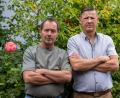 Bild: Pia Bayer/dpa
Walter Reininger (l) und Volker Schmitt bekamen die Courage-Medaille für ihr Eingreifen bei einer Messerattacke
