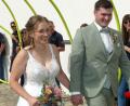 Bild: lgc
Durch ein Schlauchspalier ihrer Feuerwehrfreunde ging es zu den vielen Gratulanten die nach der kirchlichen Trauung auf das Hochzeitspaar warteten.