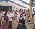 Bild: Gabriela Amann
Der Kirwabaum wurde kurzerhand in Miniatur im Bierzelt platziert.