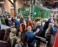 Bild: mfh
Das Interesse an den schwergewichtigen Zeitzeugen der Eisenbahngeschichte war am Tag des offenen Denkmals sehr groß. Matthias Gruschwitz (Mitte mit Hut), Vorsitzender des Vereins Amberger-Kaolinbahn e.V., führte ein Gruppe Besucher durch den Lokschupopen.