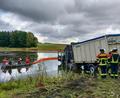 Bild: Wasserwacht Hirschau
Ein Lastwagen ist bei Tanzfleck von der Fahrbahn abgekommen und in einem Weiher gelandet. Die Bergung dauerte den ganzen Tag über.