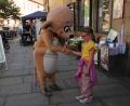 Bild: Joachim Gebhardt
Das Erdmännchen Tafiti hieß die Kinder in der Stadt willkommen –eine echte Attraktion beim Familiennachmittag des Besenfests in Sulzbach-Rosenberg.