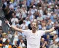 Bild: Kirsty Wigglesworth/AP/dpa
Alexander Zverev jubelt und ist überrascht.