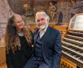 Bild: Paul Zrenner
Susanne Jutz-Miltschitzky und Dr. Josef Miltschitzky vor dem Orgelspieltisch auf der Empore nach dem Konzert in der Basilika Waldsassen.