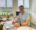 Bild: Paulina Schmidt
Michael Neumann ist neuer Leiter an der Mittelschule Altenstadt. In den letzten Wochen verbrachte er bereits Zeit in seinem Büro und bereitete sich auf seine Aufgabe vor.