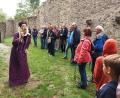 Bild: Georg Lang
Eleonore von Sazenhofen begegnet den Gästen frohgelaunt, nachdem sie ihr Bräutigam Wolf von Blankenburg aus den Händen des „Wilden Hans“ befreit hat.