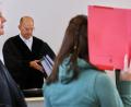 Bild: Bernd Wüstneck/dpa
Der Vorsitzende Richter Schütt hat immer wieder Zweifel an den Aussagen der Angeklagten im Mordfall Fabian