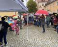 Bild: Josef Glas
Bürgermeister Ludwig Gürtler eröffnete mit dem Chor des Kinderhauses "St. Martin" den Regionalmarkt.