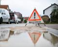 Bild: Mike Bender - stock.adobe.com
Eine Straße ist nach einem Wasserrohrbruch gesperrt. Wenn - ganz ohne Regen - Wasser so auf der Straße ist, ist das meist in Hinweis auf einen Schaden am Wasserleitungsnetz.