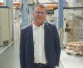 Bild: jut
Hans-Peter Scharl steht in Halle 1, wo er vor mehr als 40 Jahren als Ferienarbeiter jobbte. Heute ist er der Standortleiter von Siemens Amberg und damit Chef von rund 4500 Mitarbeitern.