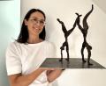 Bild: Holger Stiegler
Harriet Schmid mit einem Objekt aus ihrer neuesten Serie "together": Am kommenden Samstag und Sonntag öffnet sie ihr Kemnather Atelier in der Wunsiedler Straße für interessierte Besucher.