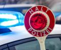 Symbolbild: Jan Woitas/dpa
Ein 22-Jähriger wollte sich einer Polizeikontrolle entziehen und ist mit seinem Auto gegen eine Ampel gefahren.