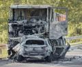 Bild: Tizian Gerbing/dpa
Sowohl das Führerhaus des Lastwagens als auch das Auto brannten aus.