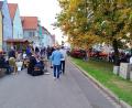 Bild: Jochen Neumann
Auf den Bierbänken in der Grünanlage und bei Blasmusik fühlten sich die Gäste wohl.