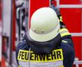 Symbolbild: Philipp von Ditfurth/dpa
Feuerwehrleute löschten am Dienstag einen Brand in Weiden.