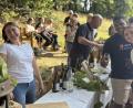 Bild: Andreas Pöppel
Beste Laune an Station zwei. Dort gab es Feines aus dem Anbaugebiet Kaiserstuhl zu verkosten.