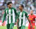 Bild: Carmen Jaspersen/dpa
Eren Dinkci von Werder Bremen (links im Gespräch mit seinem Teamkollegen Arthur).