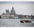 Bild: Claudio Furlan/LaPresse via ZUMA Press/dpa
In der Lagune von Venedig sind viele Wassertaxis unterwegs. (Archivbild)