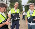 Bild: Gabi Schönberger
Polizisten der Weidener Drohnen-Gruppe fachsimpeln über den Controller der Drohne. Das neue Spezialteam soll vor allem bei Suchen nach Vermissten und Flüchtigen helfen.