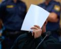 Bild: Sven Hoppe/dpa
Dem Angeklagten wird vorgeworfen, seine Ehefrau enthauptet zu haben.