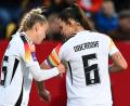 Bild: Sebastian Gollnow/dpa
Giulia Gwinn (links) und ihre Bayern- sowie Nationalmannschaftskollegin Lena Oberdorf. (Archivbild)