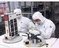 Bild: Karl-Josef Hildenbrand/dpa
Bereits heute sind Mini-Satelliten aus Würzburg im All unterwegs. Geht es nach den Freien Wählern, soll der Freistaat bei der Erforschung und Produktion solcher Fluggeräte künftig europaweit an der Spitze stehen. (Archivbild)