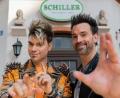 Bild: Rolf Vennenbernd/dpa
Die Ehrlich Brothers sind zu Besuch in der fiktiven Schillerallee, in der die Serie „Unter uns“ spielt.