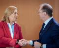 Bild: Kay Nietfeld/dpa
Bundessozialministerin Bärbel Bas (SPD) und Innenminister Alexander Dobrindt (CSU) - hier im Bundeskabinett - haben sich auf einen Aktionsplan gegen Sozialmissbrauch verständigt. (Archivfoto)