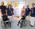 Bild: Sandra Dietl Klinikum St. Marien Amberg
Das Amberger Klinikum dank einer Spende jetzt zwei Rollstühle für Kinder mehr. Auf dem Bild von links: Oliver Pfeiffer, Pohlig GmbH; Selina Lorenz und Rebecca Sigl, Stationsleitungen; FLIKA-Vorsitzende Margit Meier; Dr. Dr. Michael Kertai, Chefarzt der Klinik für Kinderorthopädie; MUDr. Zbynek Vavra.