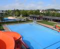 Bild: szl
Das Freibad Tirschenreuth hat zwei neue Fachangestellte für Bäderbetriebe gefunden und kann daher in der kommenden Saison 2027 ihre Öffnungszeiten wieder auf Normalbetrieb umstellen.