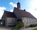 Bild: wkr
Die Standsicherheit des Glockenturms der Kapelle auf dem Fichtelberger Friedhof ist gefährdet. Hierzu vergab der Gemeinderat den Auftrag an eine hiesige Zimmerei. Nach Möglichkeit soll die Baumaßnahme noch im Jahr 2026 abgeschlossen werden.