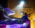 Bild: Andreas Hill/dpa
Kein alltäglicher Anblick: Auch eine Geige ist in der Sauna dabei.