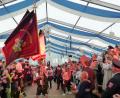 Bild: Josef Piehler
Die Fahnenträger der Fahnenabordnungen zeigten ihr Können. Dabei zerbrach schon mal eine Fahnenstange, und die Fahnenbänder und Fahnenspitzen flogen davon. Das tat der tollen Stimmung jedoch keinen Abbruch.