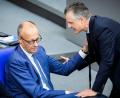 Bild: Christoph Soeder/dpa
Fraktionschef Frei (r.) steht weiter hinter Merz (l.). (Archivbild)