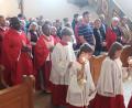 Bild: Rosi Hasenstab
Am Hauptfest der Kreuzerhöhung zogen Pfarrer Thomas Helm, Pfarrvikar Christian Ogu und Pfarrer Hrudaya Madanu mit den Ministranten in die vollbesetzte Bergkirche ein.